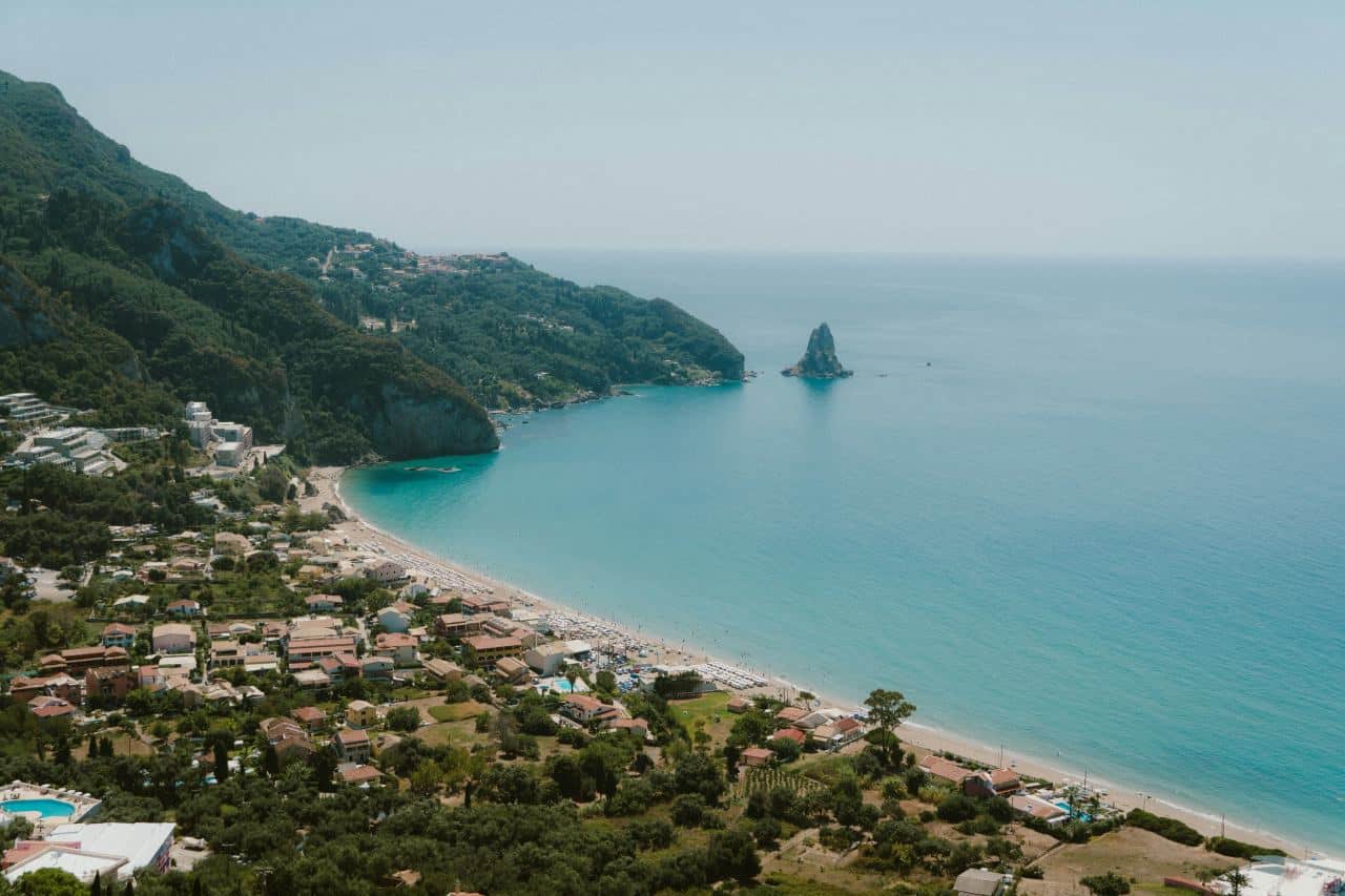 Agios Gordios Strand und Landschaft