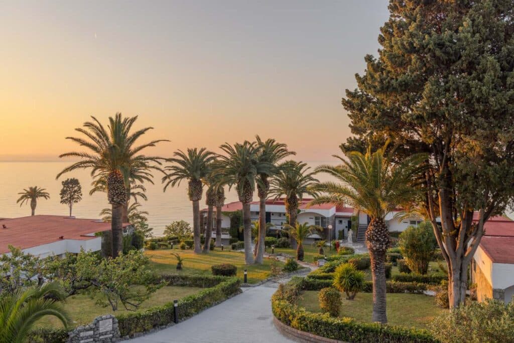 Aldiana Club Rocca Nettuno Calabria Garten mit Wohnbereichen