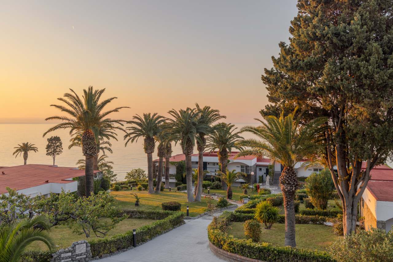 Aldiana Club Rocca Nettuno Calabria Garten mit Wohnbereichen