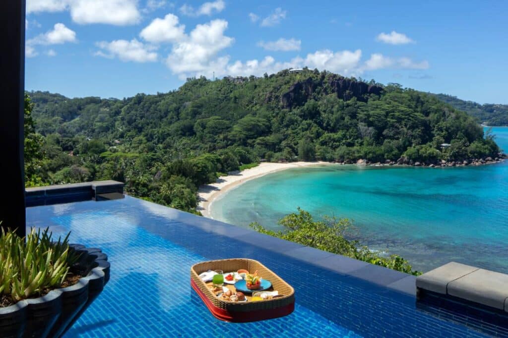 Anantara Maia Seychelles Villas Frühstück im Pool mit Traumblick