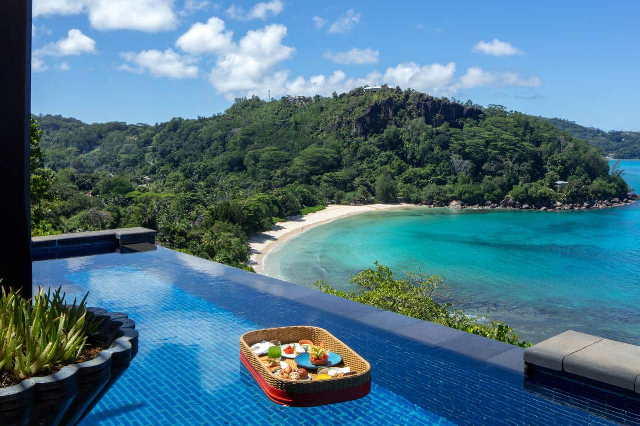 Anantara Maia Seychelles Villas Frühstück im Pool mit Traumblick