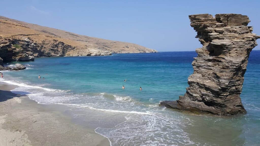 Andros Badestrand mit Schiefer-Felsen