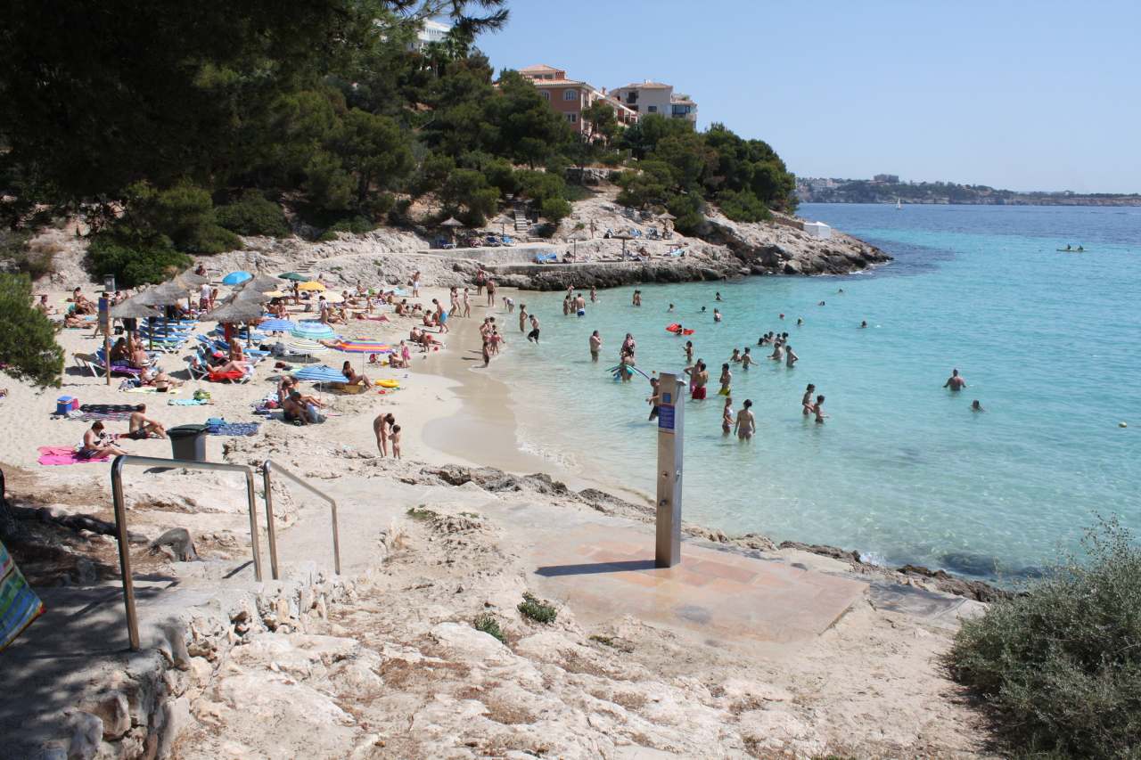 Badebucht und Strand bei Illetas