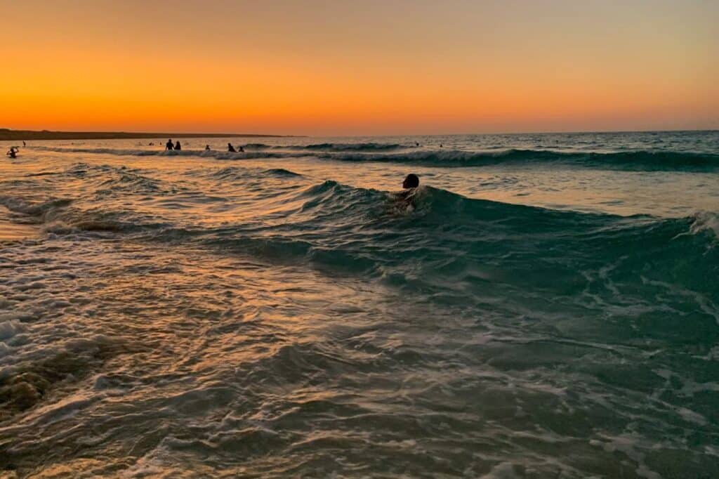 Badespaß im Roten Meer bei Sonnenuntergang