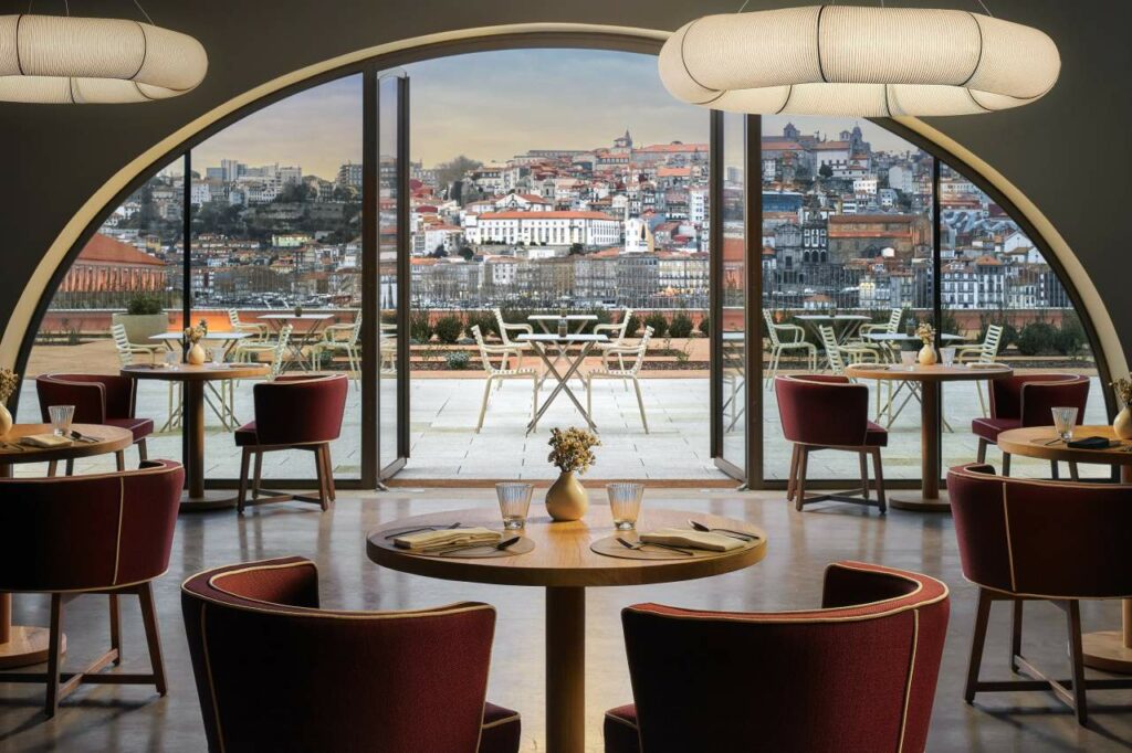 Bar im Tivoli Kopke Porto Gaia Hotel mit Blick auf Porto