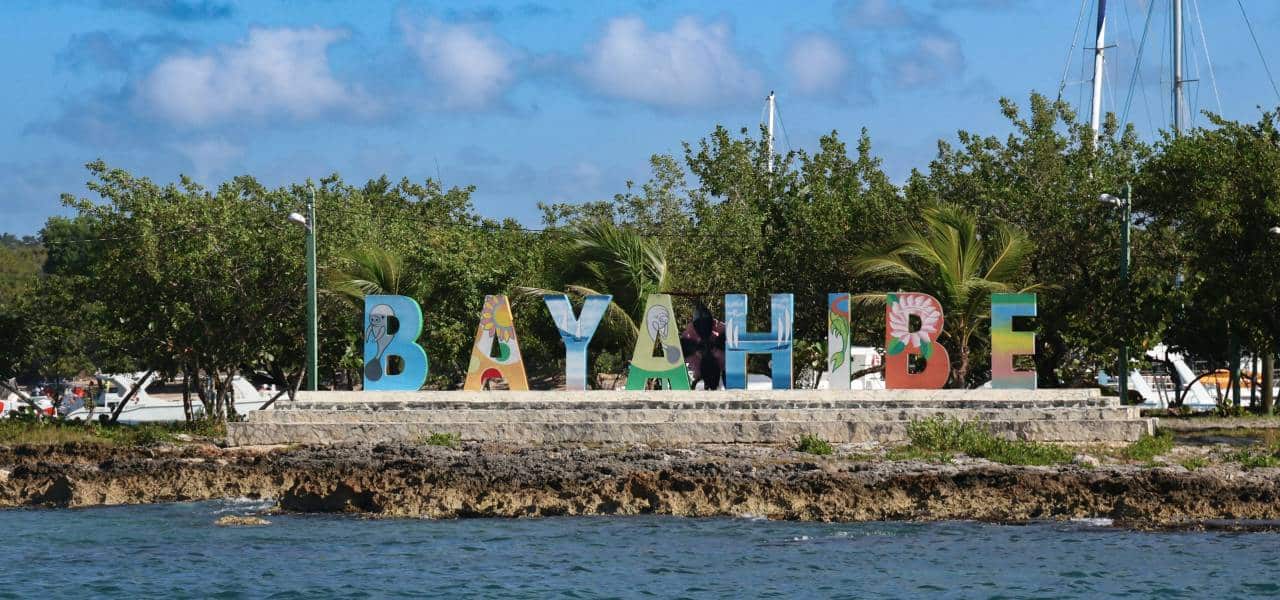 Bayahibe Schriftzug am Hafen