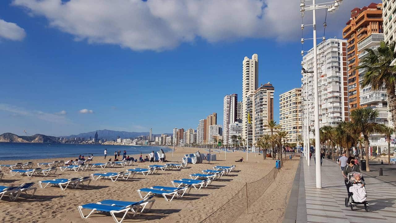 Benidorm Strandpromenade mit Hochhäusern