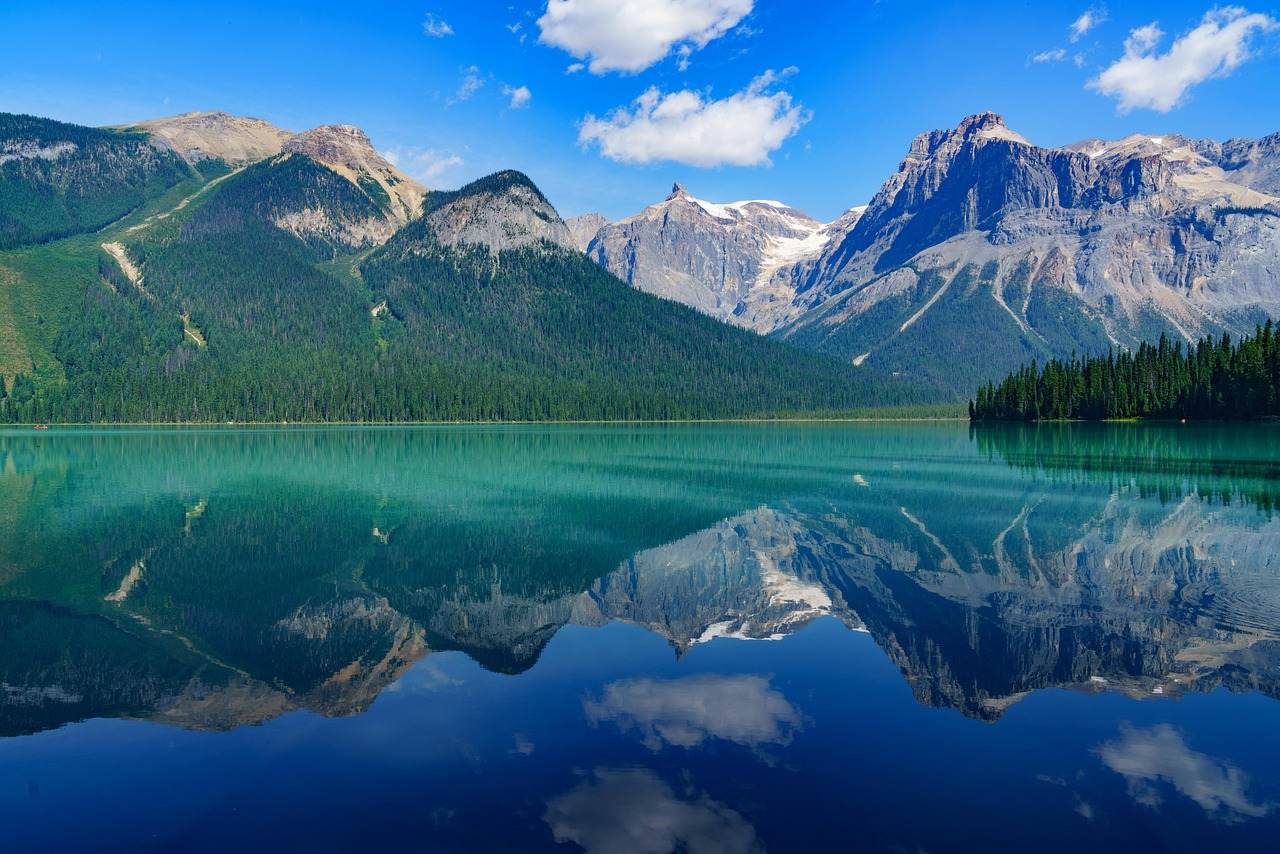 Berge spiegeln sich im Emerald Lake