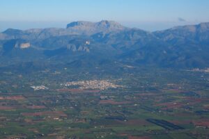 Binissalem auf Mallorca mit Tramuntana Gebirge