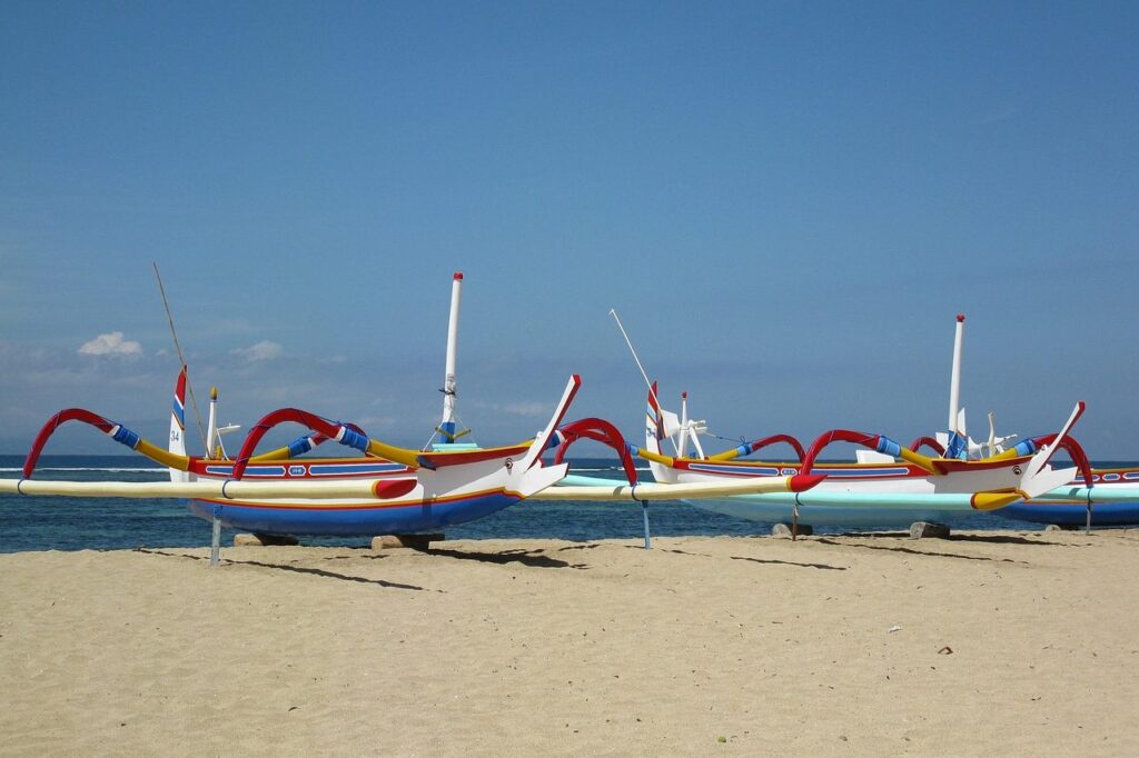 Boote am Strand von Sanur