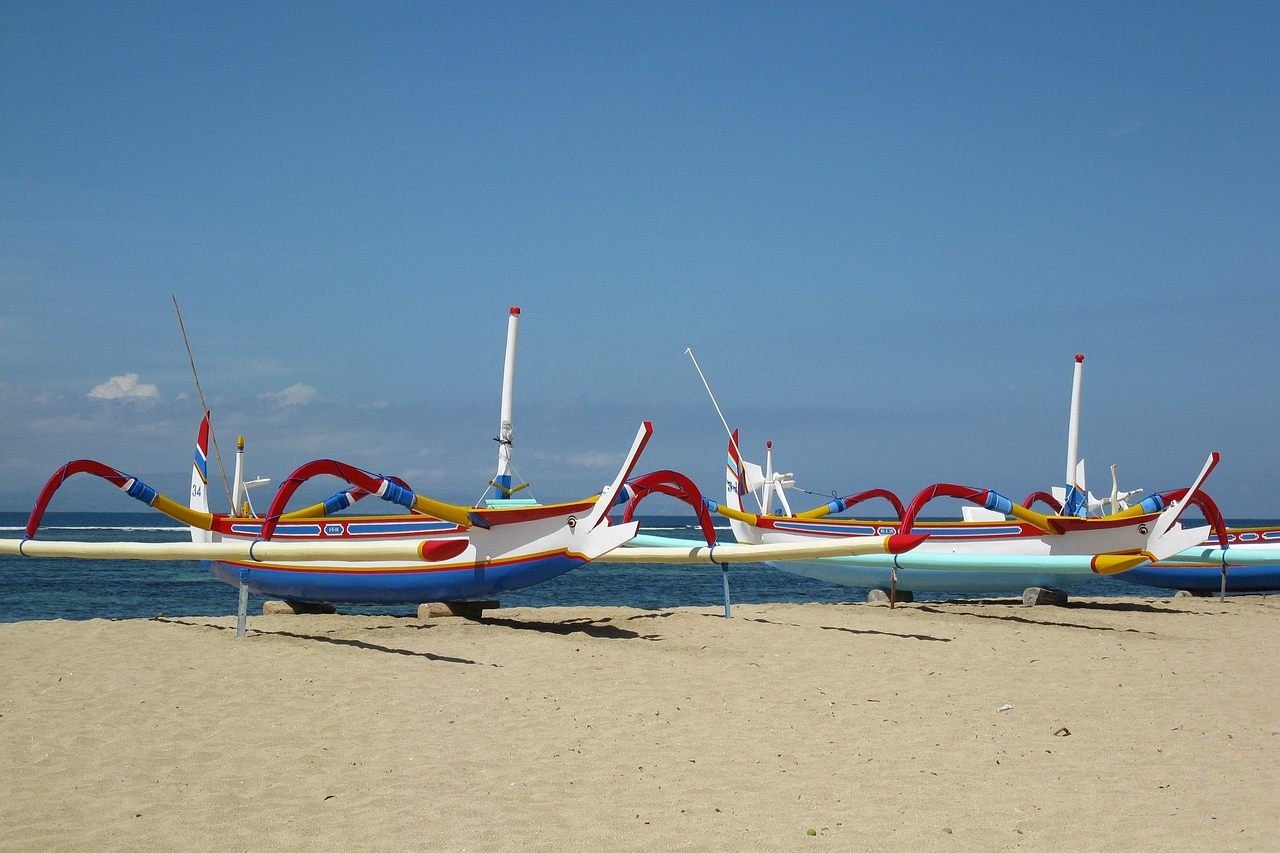 Boote am Strand von Sanur