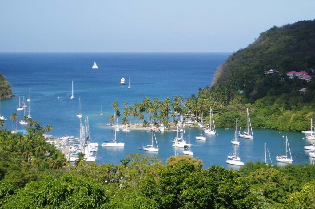 Boote ankern in einer Bucht vor St. Lucia