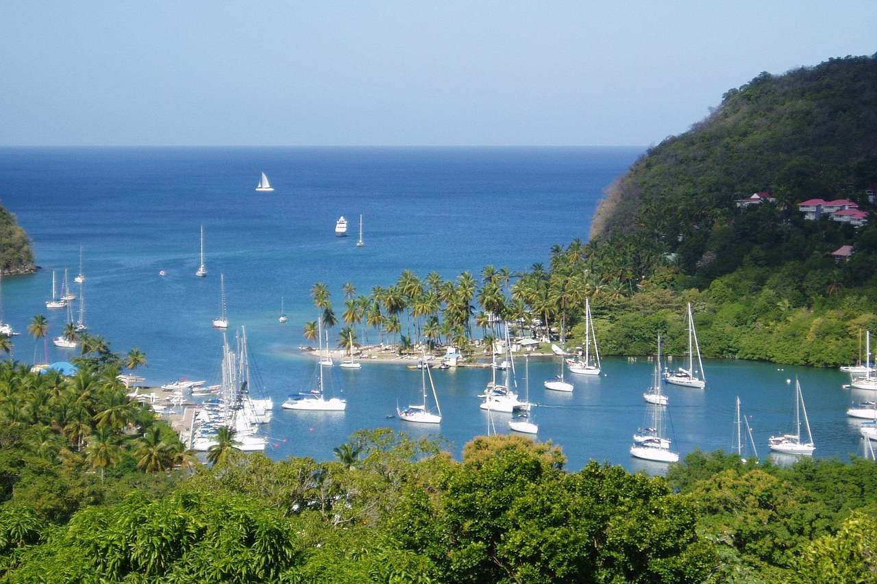 Boote ankern in einer Bucht vor St. Lucia