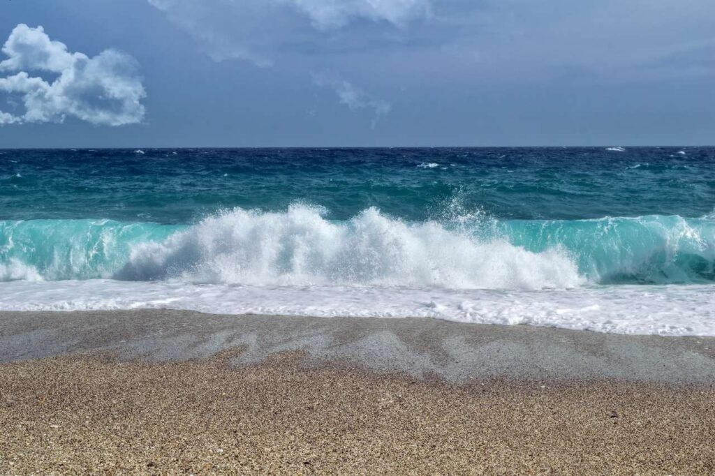 Brandung an einem Strand Costa Almeria