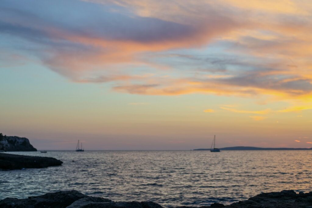 Cala Blava Mallorca Küste bei Sonnenuntergang