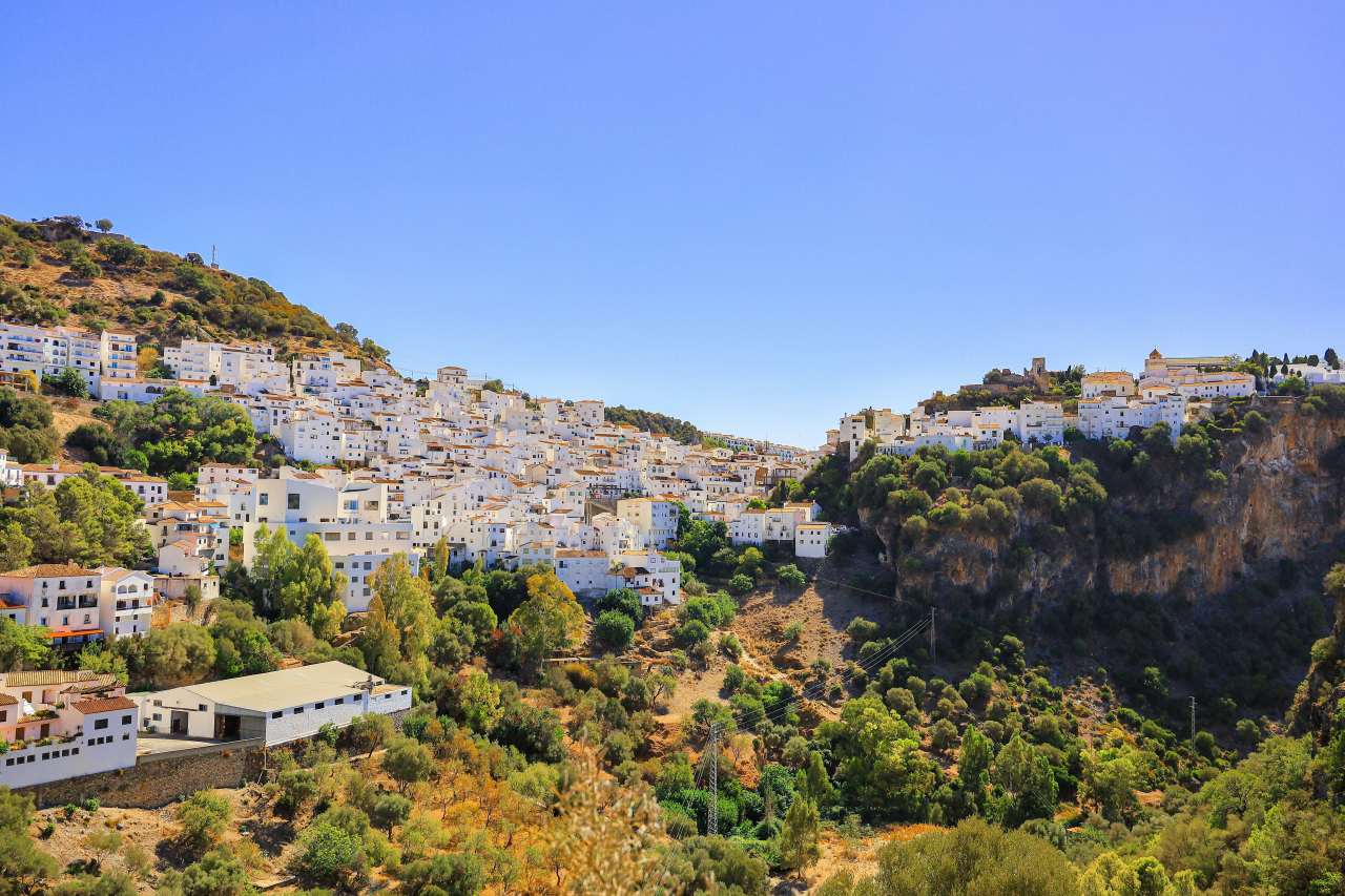 Casares weiß getünchte Häuser am Hang