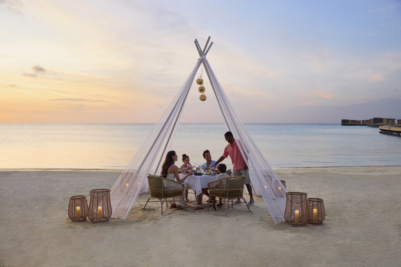 Centara Mirage Lagoon Maldives Familienessen am Strand