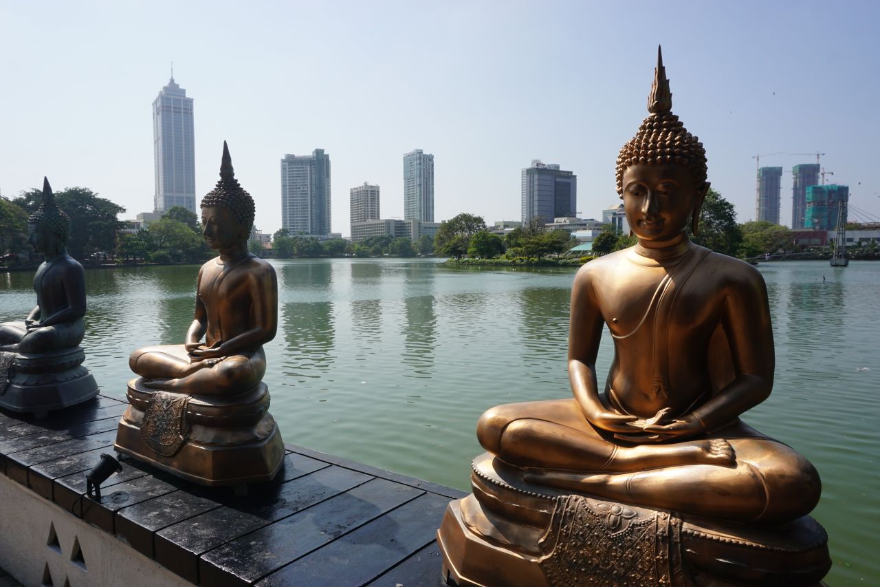 Colombo Buddha Statuen vor Skyline