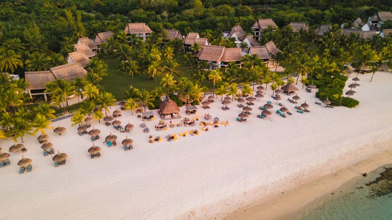 Dinarobin Beachcomber Strand und Palmengarten