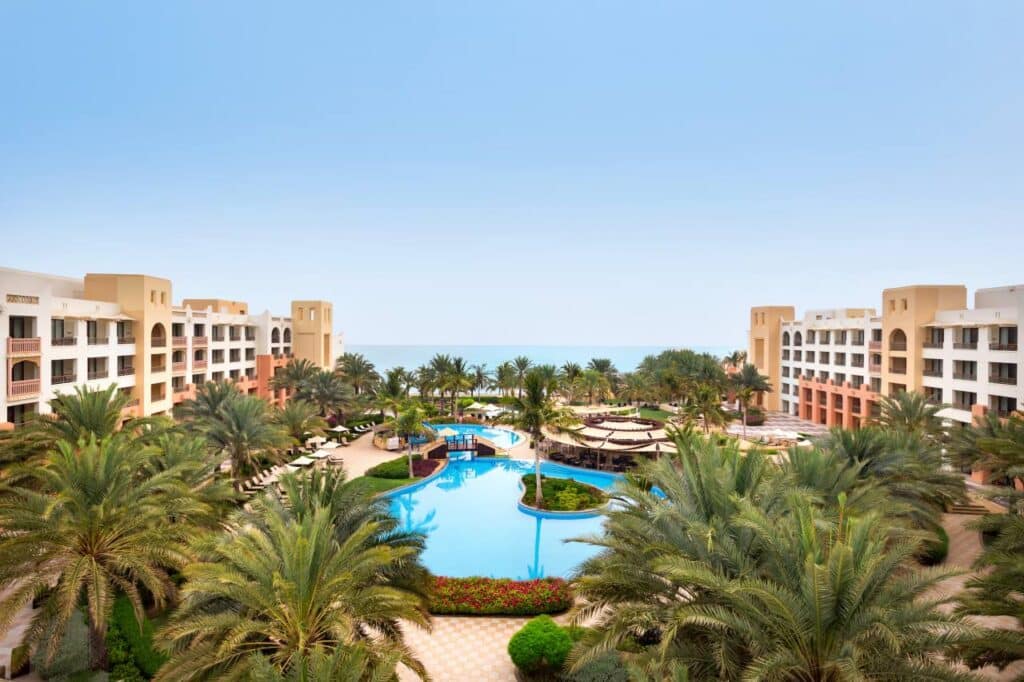 DoubleTree by Hilton Muscat Al Waha Poolbereich mit Meerblick