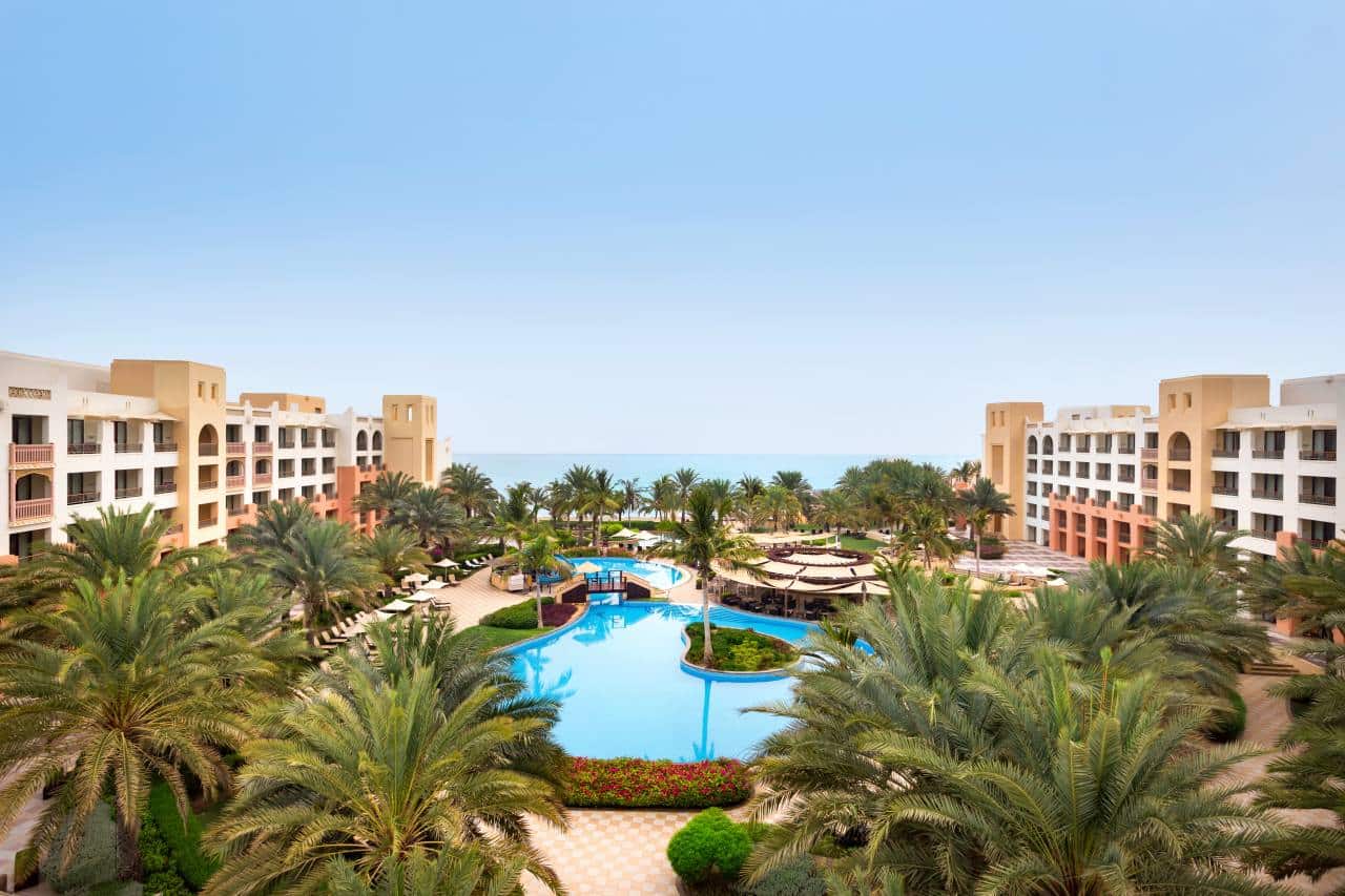 DoubleTree by Hilton Muscat Al Waha Poolbereich mit Meerblick