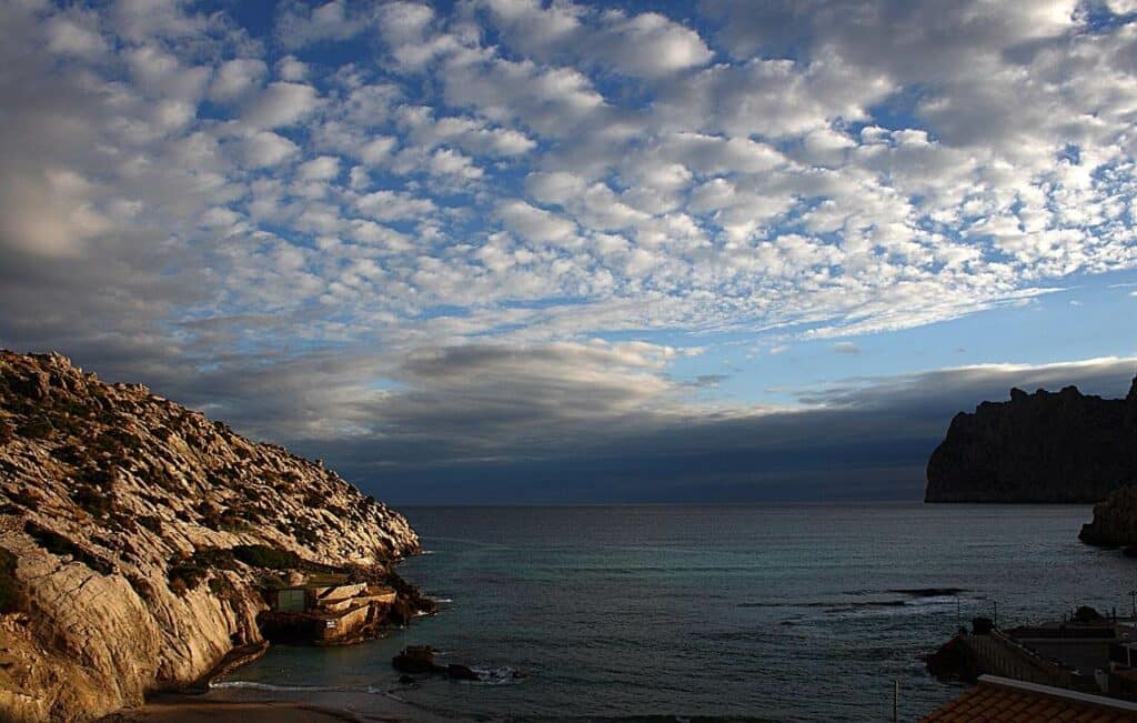 Dunkle Wolken über Cala San Vicente