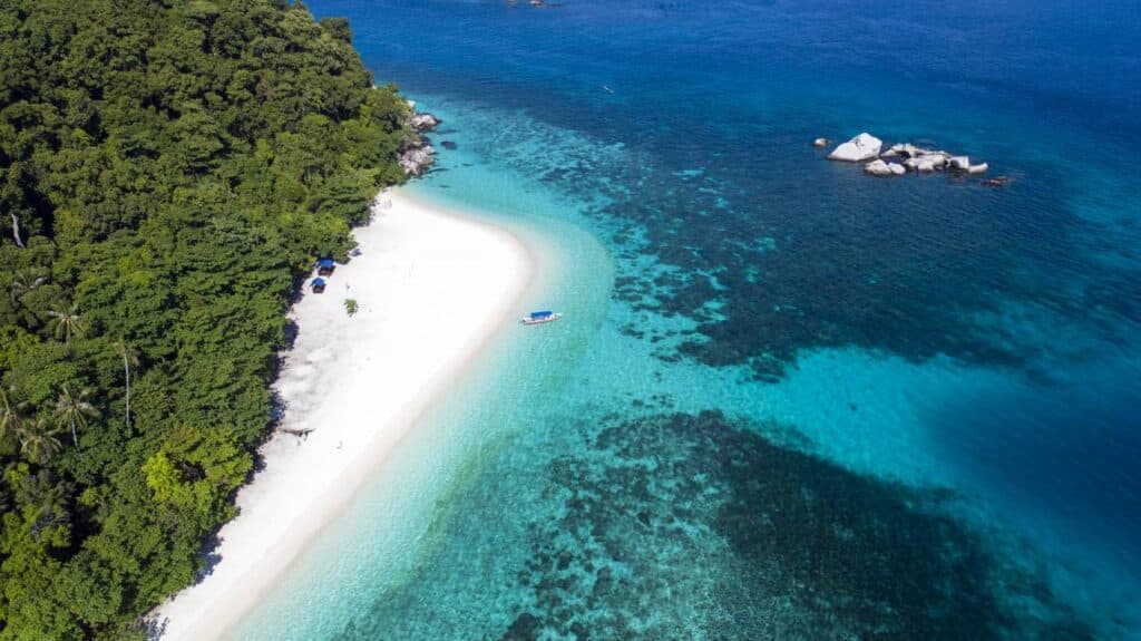 Einsamer Sandstrand auf Tioman Island