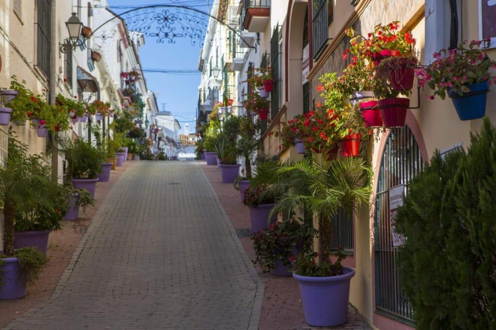 Estepona gepflegte und begrünte Straße