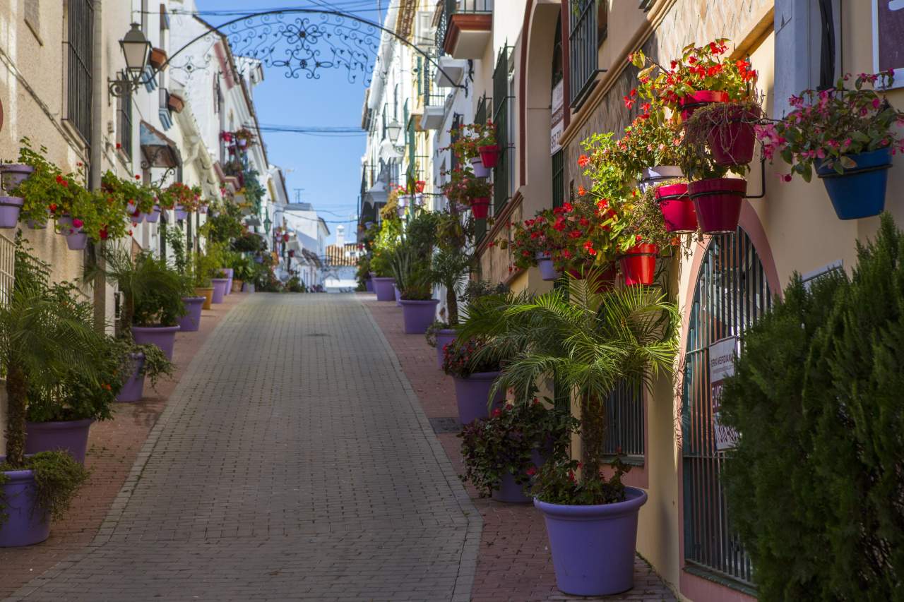 Estepona gepflegte und begrünte Straße