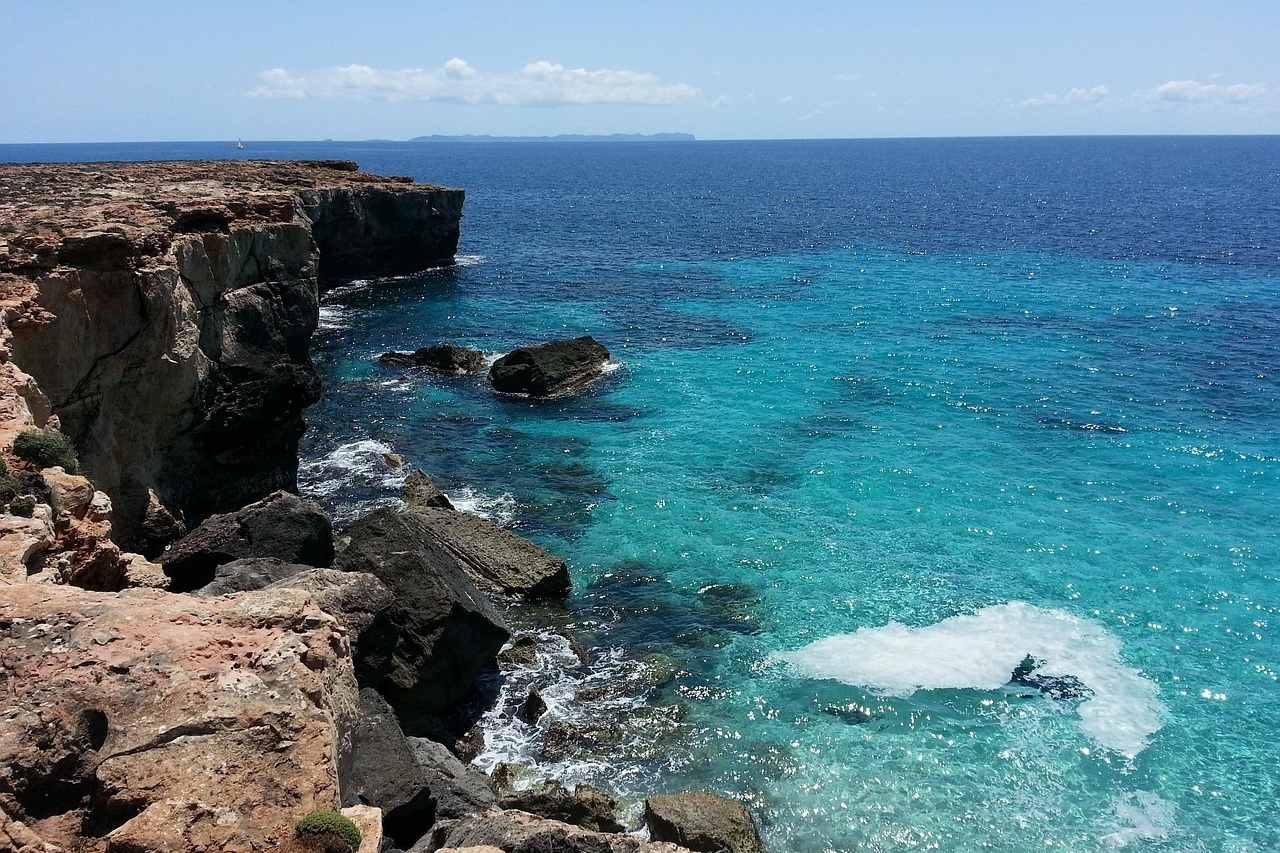 Felsenküste Mallorca mit klarem Wasser