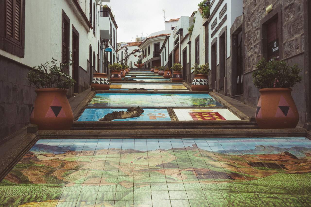 Firgas Gasse mit Mosaiken