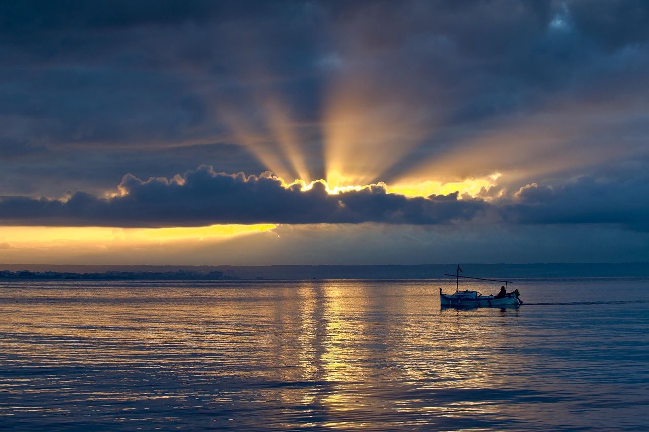 Fischerboot bei Sonnenaufgang vor Mallorca