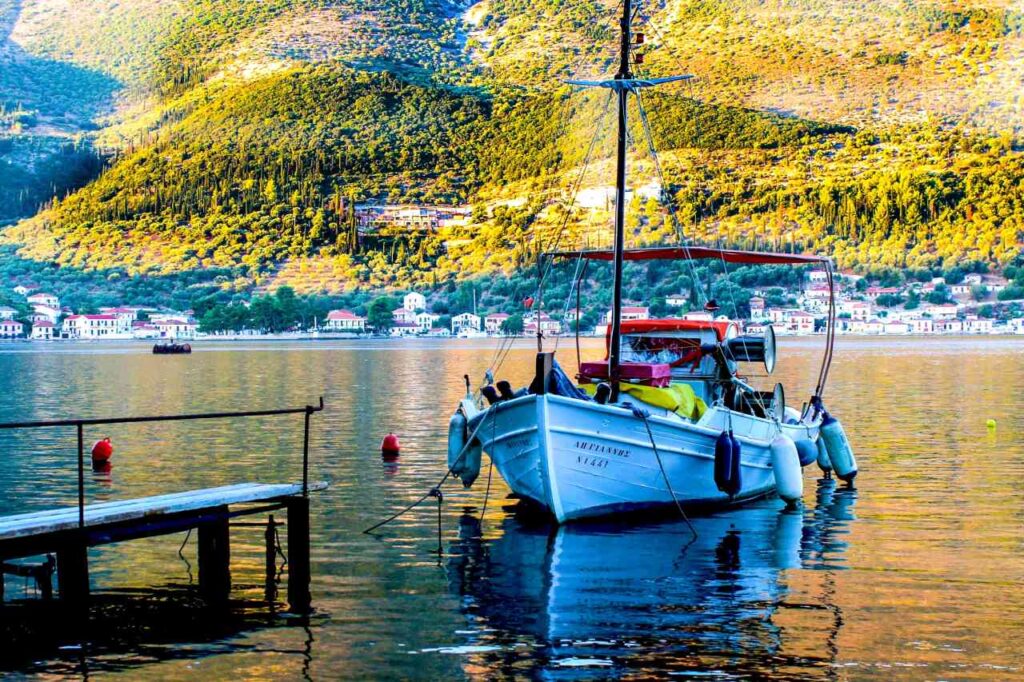 Fischerboot vor der Kulisse von Vathi
