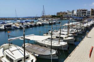 Fischerboote im Hafen von Cala Bona