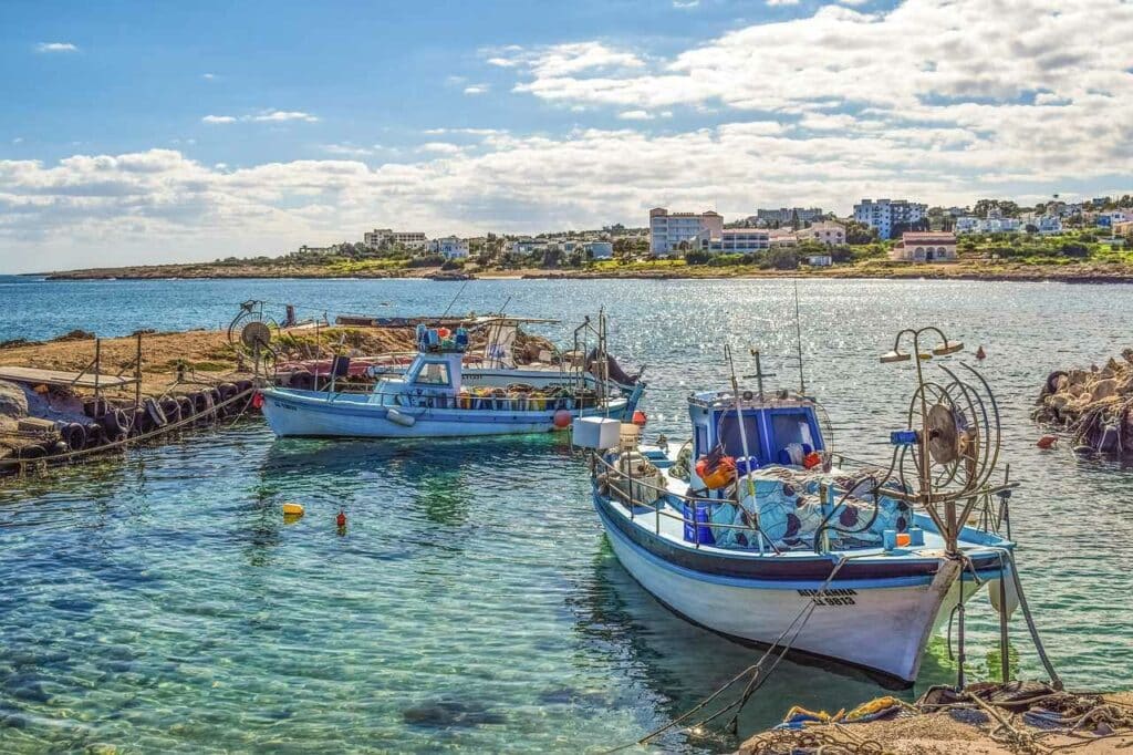 Fischerboote in einer Bucht auf Zypern
