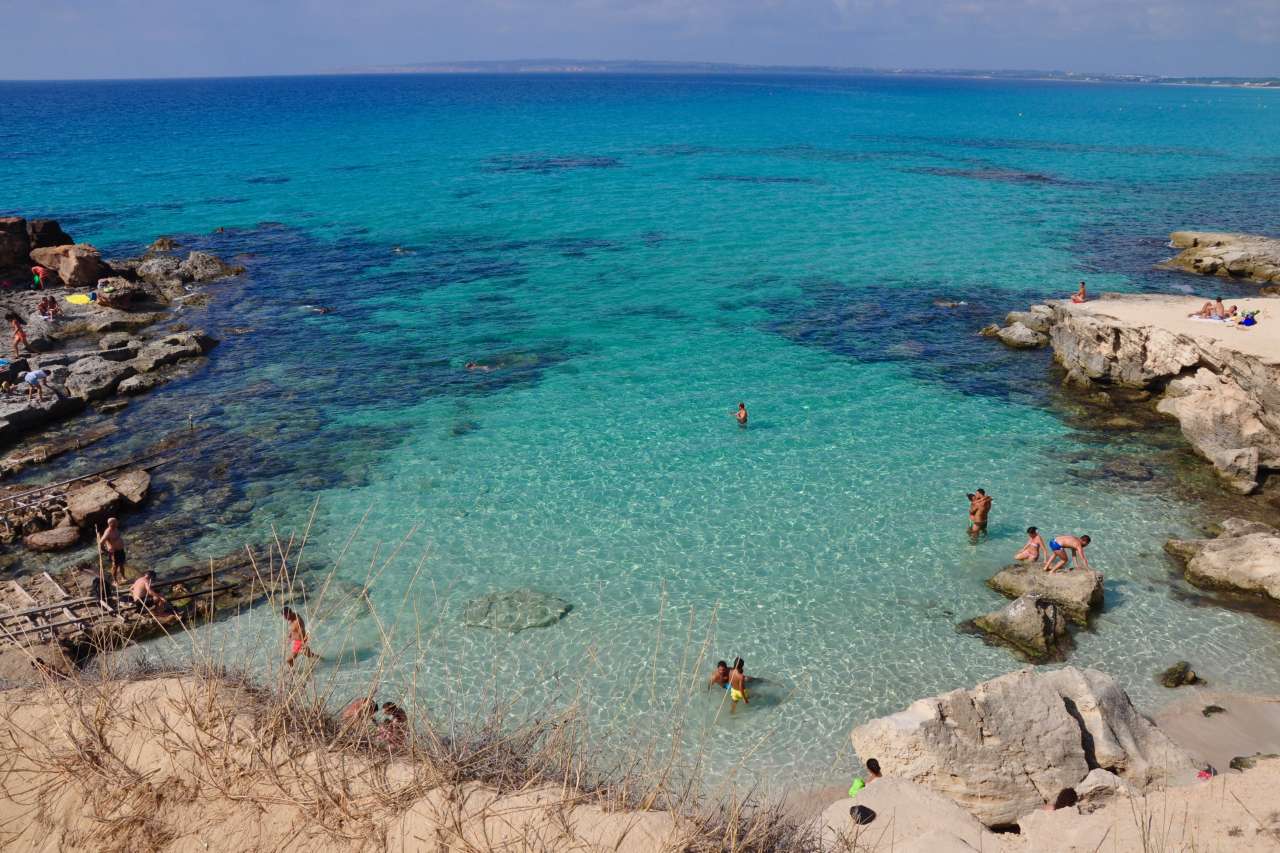 Formentera traumhafte Badebucht mit glasklarem Wasser