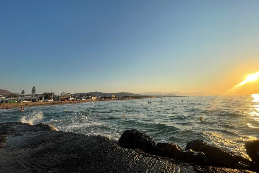 Gouves Strandvergnügen bei Sonnenuntergang