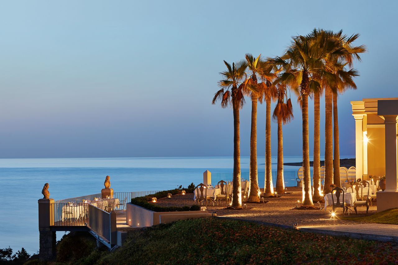 Grecotel Mandola Rosa Boutique Resort bei Nacht