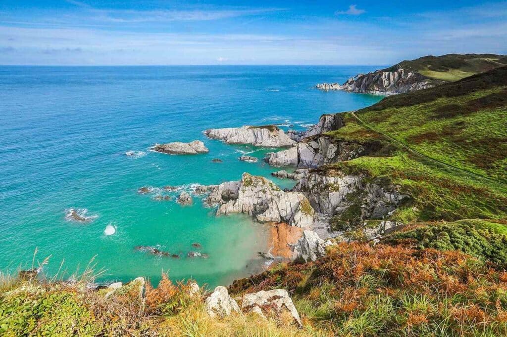 Hügelige Küstenlandschaft in Südengland