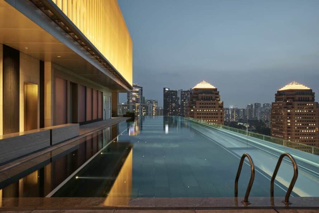 Infinity Pool auf dem Dach des COMO Metropolitan Singapore