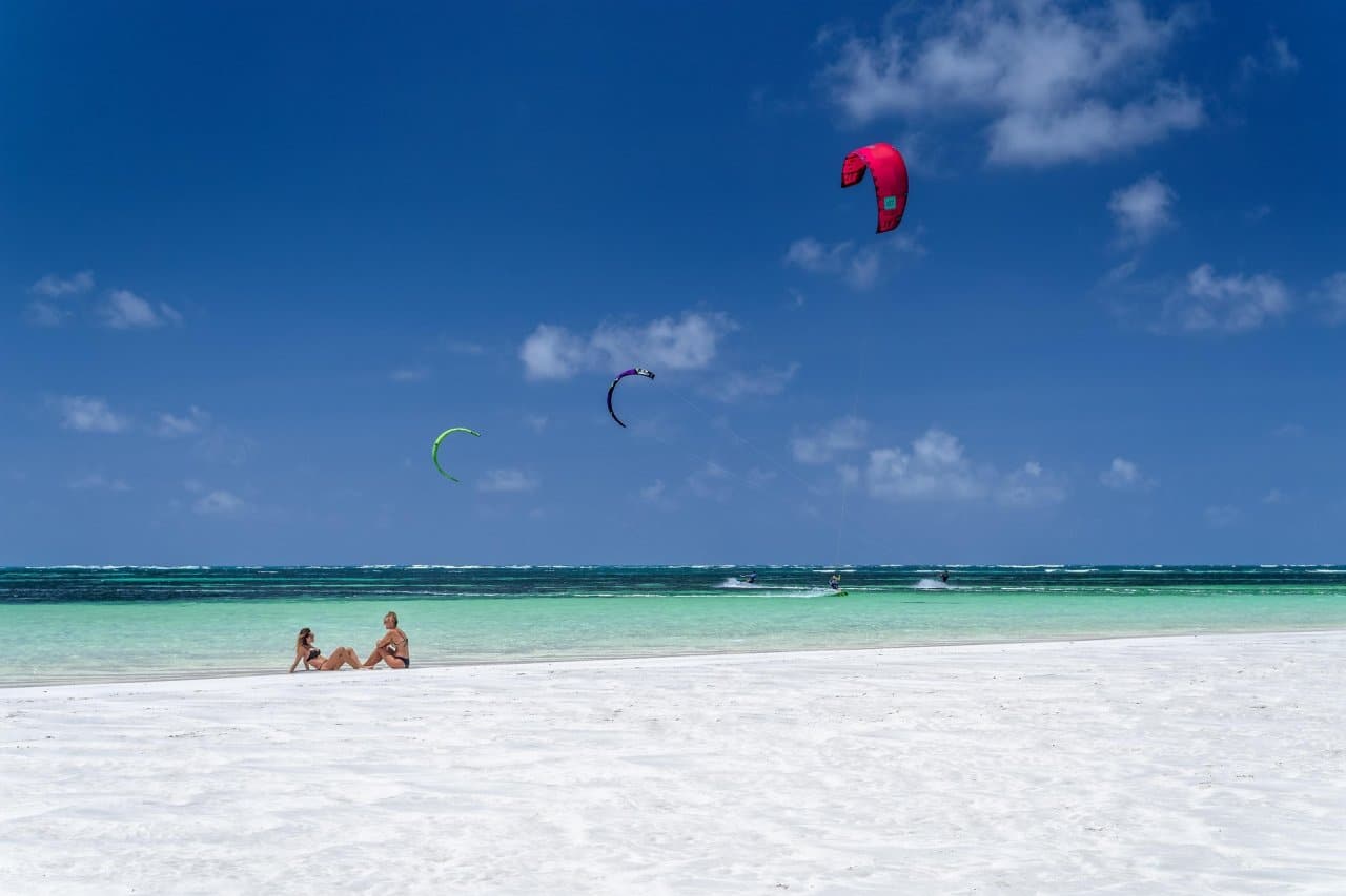 Kitesurfer am Strand von Watamu Beach