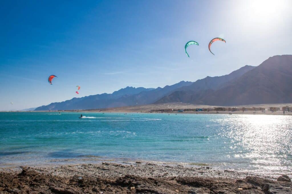 Kitesurfer an der Küste vor Dahab