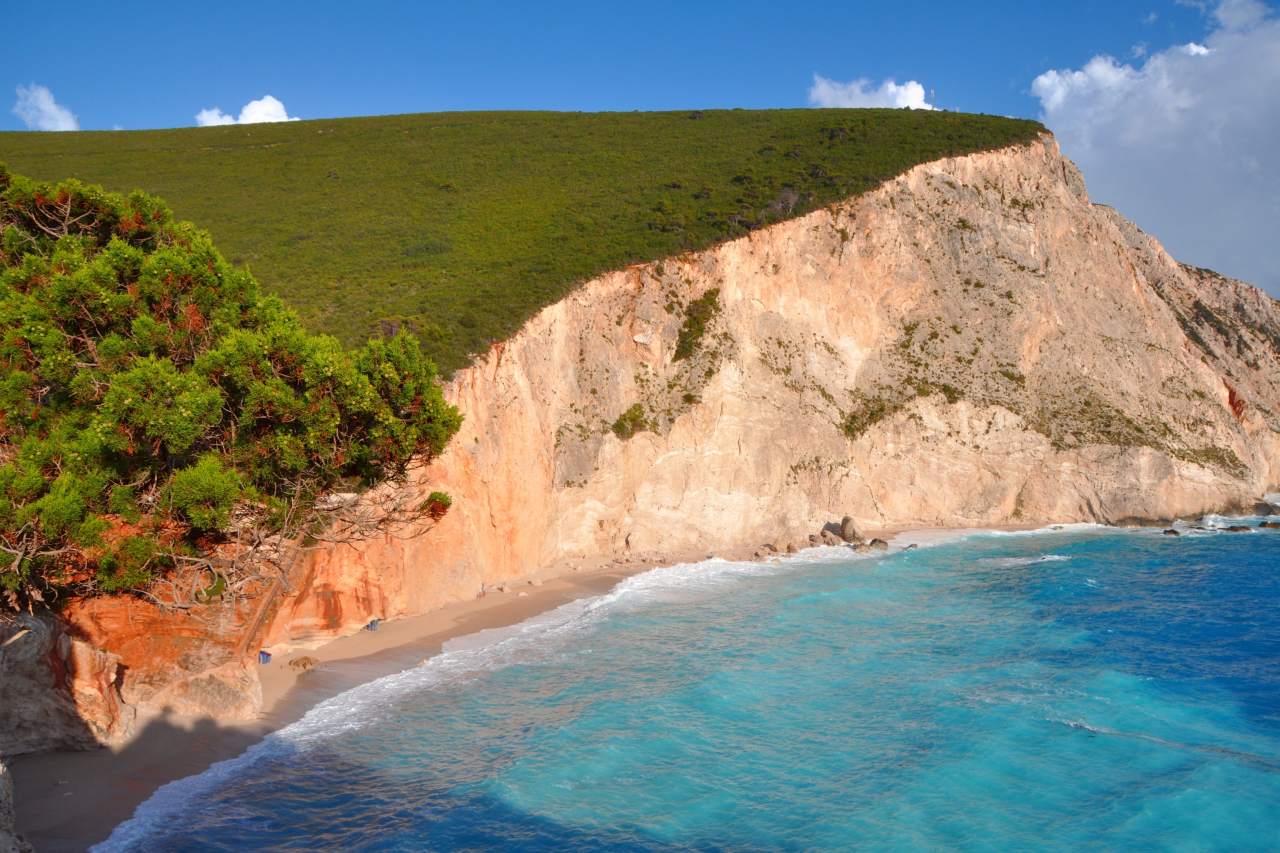 Lefkas markante Felswand am Meer