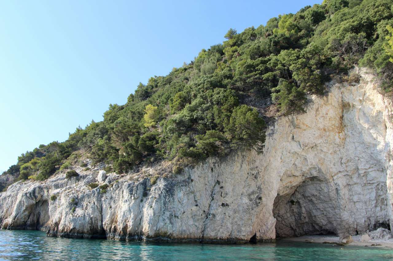 Limni Keriou grüne Umgebung mit vielen Kiefern