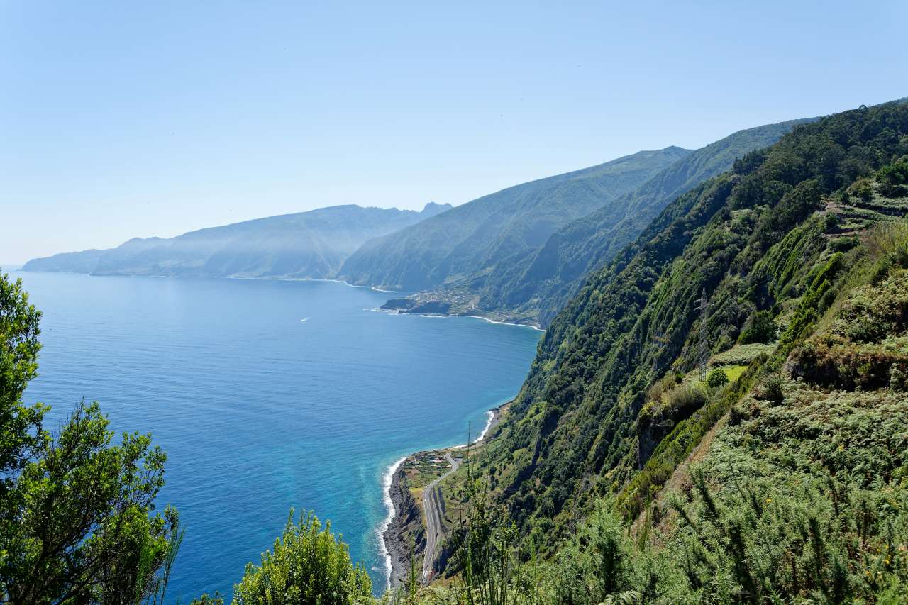Madeira steile Gebirgshänge an der Küste