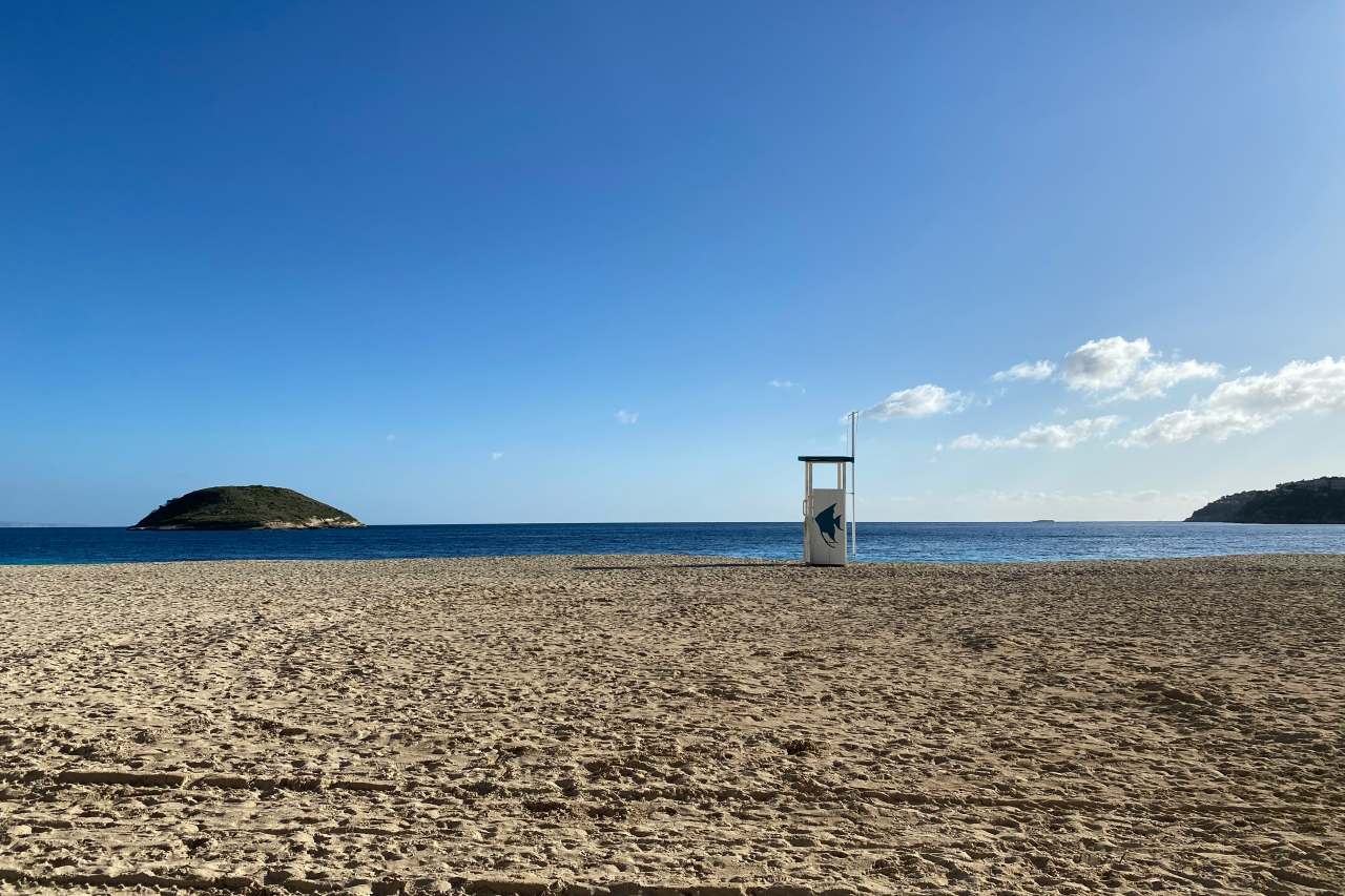 Menschenleerer Strand von Magaluf