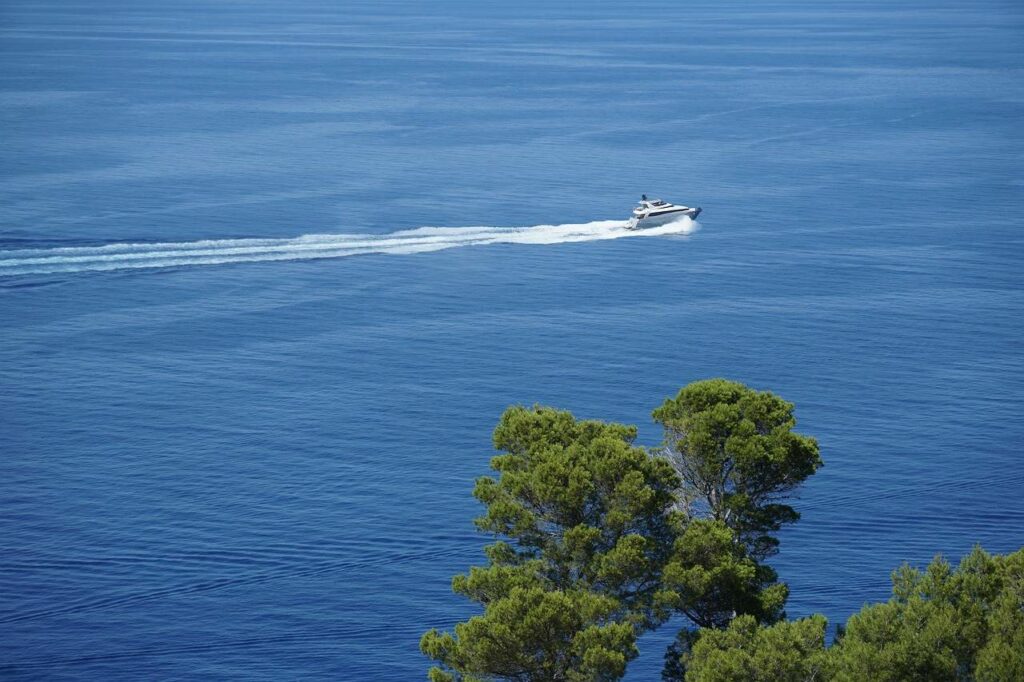 Motorboot im tiefblauen Meer vor Mallorca