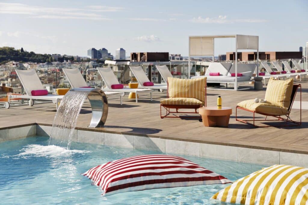 Moxy Barcelona Pool auf der Dachterrasse