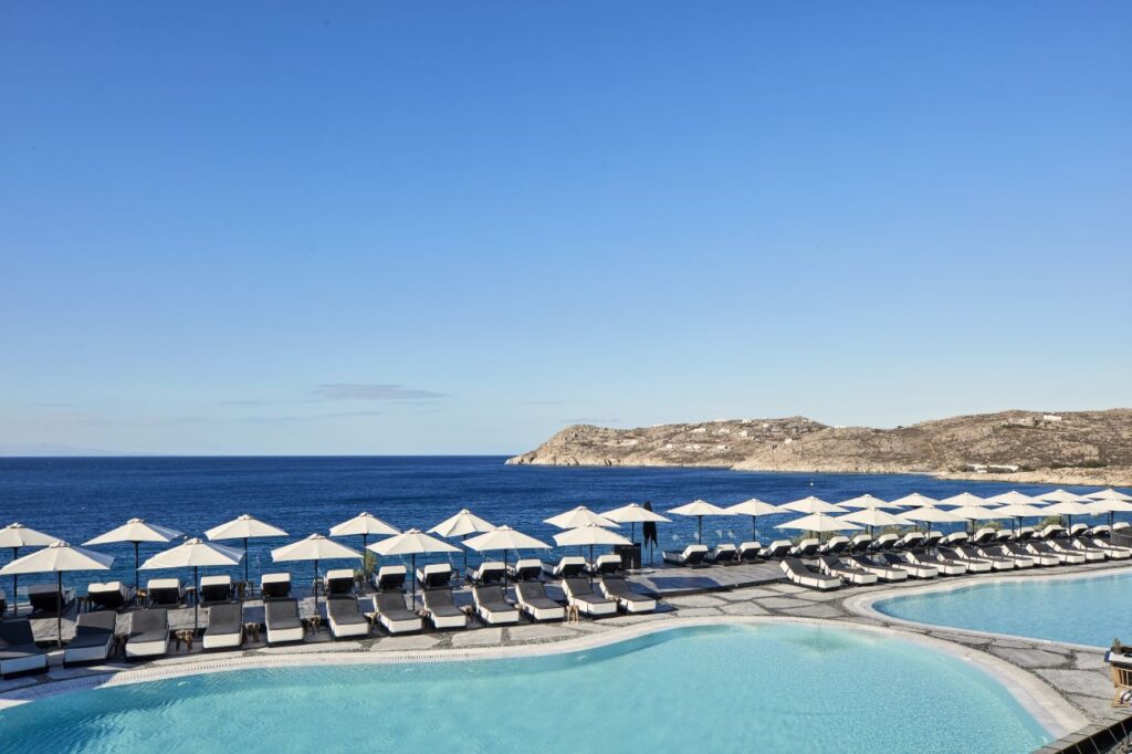 Myconian Imperial Poolbereich mit Meerblick