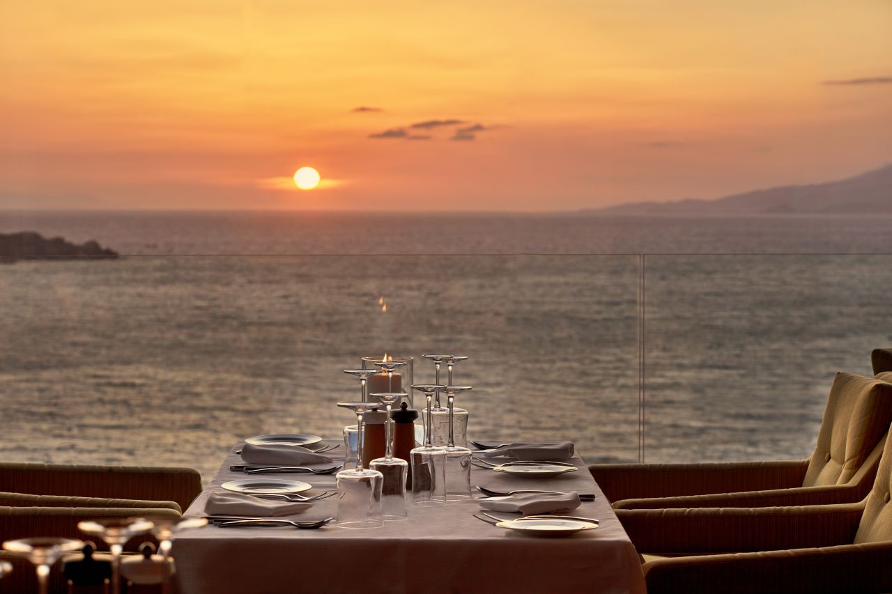 Myconian Korali Restaurant mit Sonnenuntergang